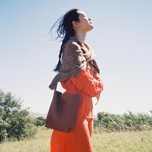 绽放715朵/干洗亚麻圆领宽松荷叶边拼接文艺旅行长袖连衣裙女新款 商品图1