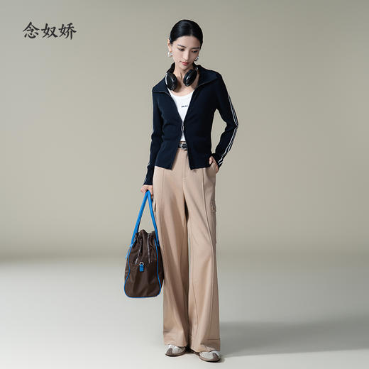 【商场同款】CNR4361 “藏蓝双开拉链直身毛衫”  减龄富有动感的条纹装饰 整体好穿好搭配 休闲摩登时髦单品 细密坑条针织外套 商品图3