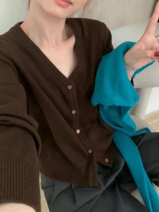 【12色奶酥V领开衫 】日常松弛感 韩里韩气 软软糯糯的好舒服  秋季新款薄款针织衫女开衫长袖V领短款毛衣小披肩外套上衣直接封神 降温必备 真的非常实穿 承包一整个秋天的美丽 商品图5