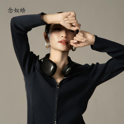 【商场同款】CNR4361 “藏蓝双开拉链直身毛衫”  减龄富有动感的条纹装饰 整体好穿好搭配 休闲摩登时髦单品 细密坑条针织外套 商品图13