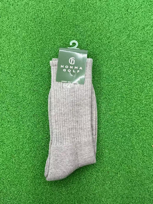 正品 HONMA 高尔夫男袜。毛巾底，经抗菌防臭处理，有效抑制细菌滋生。采用三菱丽阳抗菌原丝，混纺棉纱吸汗速干，运动时双脚也能保持干爽舒适，助力畅快挥杆 。男款均码39-45
特价69五双包邮 商品图0
