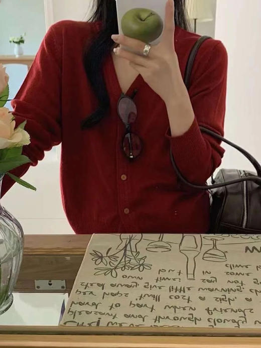 【12色奶酥V领开衫 】日常松弛感 韩里韩气 软软糯糯的好舒服  秋季新款薄款针织衫女开衫长袖V领短款毛衣小披肩外套上衣直接封神 降温必备 真的非常实穿 承包一整个秋天的美丽 商品图9