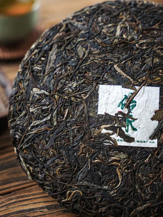 10月3日晚20点【仅9饼】【传承普洱】2021年冰岛头春料；古寨春旗下高端品牌联合老茶厂共同出品，品味一下70年传承的老配方技艺；357g/饼  商品图1