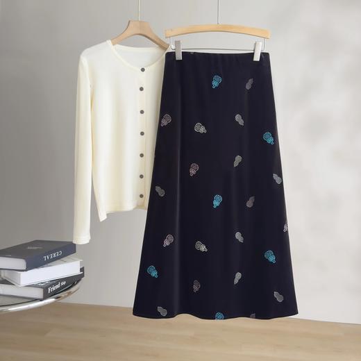 「自」全新升级【铂金会员339/天猫459/差价120】(93417)洛诗琳法式重工葫芦刺绣半身裙2025秋季气质开叉丝绒A字裙 商品图0