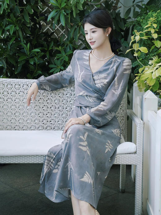 女士V领长袖桑蚕丝连衣裙 商品图1