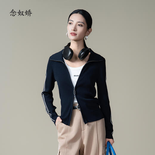 【商场同款】CNR4361 “藏蓝双开拉链直身毛衫”  减龄富有动感的条纹装饰 整体好穿好搭配 休闲摩登时髦单品 细密坑条针织外套 商品图0