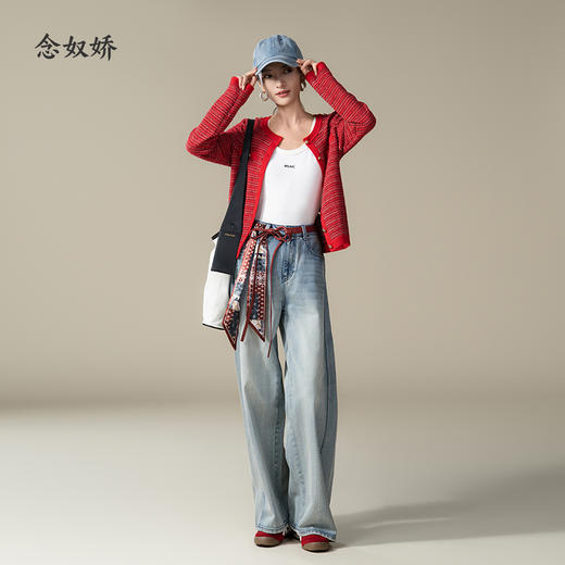 【商场同款】CNR4A99“璀璨冬韵毛开” 温暖氛围感红色 放松小箱型设计不挑身材 羊毛混合亮光感纱线 点缀金属扣 小香风毛开衫 商品图6