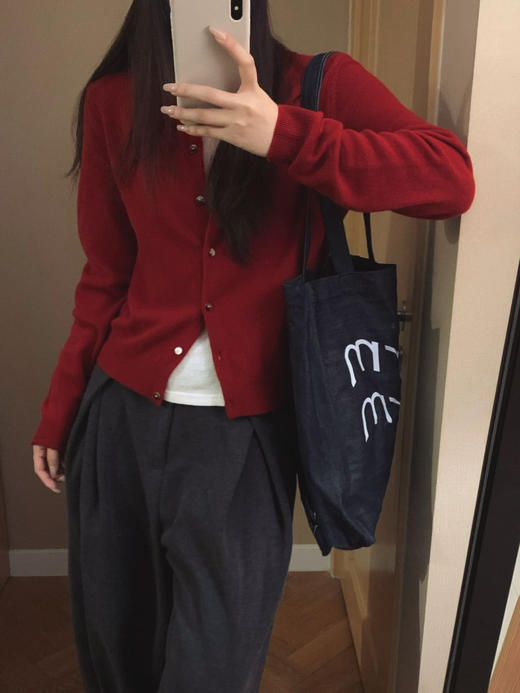 【12色奶酥V领开衫 】日常松弛感 韩里韩气 软软糯糯的好舒服  秋季新款薄款针织衫女开衫长袖V领短款毛衣小披肩外套上衣直接封神 降温必备 真的非常实穿 承包一整个秋天的美丽 商品图8