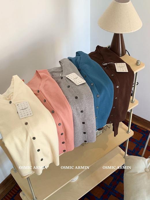 【12色奶酥V领开衫 】日常松弛感 韩里韩气 软软糯糯的好舒服  秋季新款薄款针织衫女开衫长袖V领短款毛衣小披肩外套上衣直接封神 降温必备 真的非常实穿 承包一整个秋天的美丽 商品图1