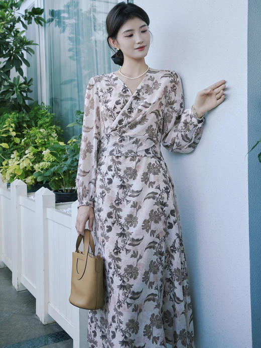 女士V领长袖桑蚕丝连衣裙 商品图0