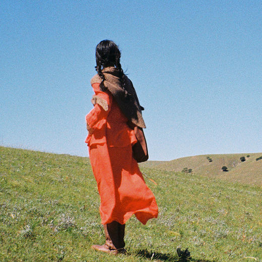 绽放715朵/干洗亚麻圆领宽松荷叶边拼接文艺旅行长袖连衣裙女新款 商品图3