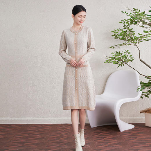 「自」全新升级【铂金会员330/天猫449/差价119】(71234)洛诗琳新款圆领针织连衣裙2025秋冬撞色小香风修身中长裙 商品图2