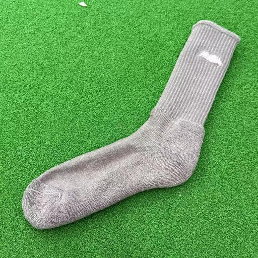 正品 HONMA 高尔夫男袜。毛巾底，经抗菌防臭处理，有效抑制细菌滋生。采用三菱丽阳抗菌原丝，混纺棉纱吸汗速干，运动时双脚也能保持干爽舒适，助力畅快挥杆 。男款均码39-45
特价69五双包邮 商品图6