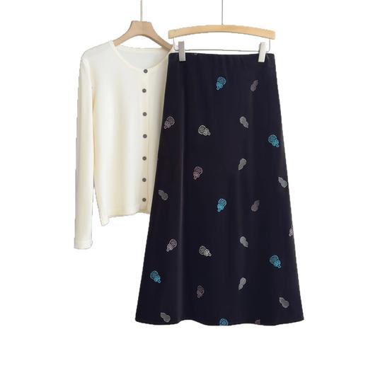 「自」全新升级【铂金会员339/天猫459/差价120】(93417)洛诗琳法式重工葫芦刺绣半身裙2025秋季气质开叉丝绒A字裙 商品图4