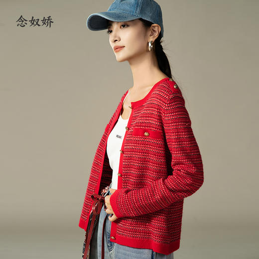 【商场同款】CNR4A99“璀璨冬韵毛开” 温暖氛围感红色 放松小箱型设计不挑身材 羊毛混合亮光感纱线 点缀金属扣 小香风毛开衫 商品图1