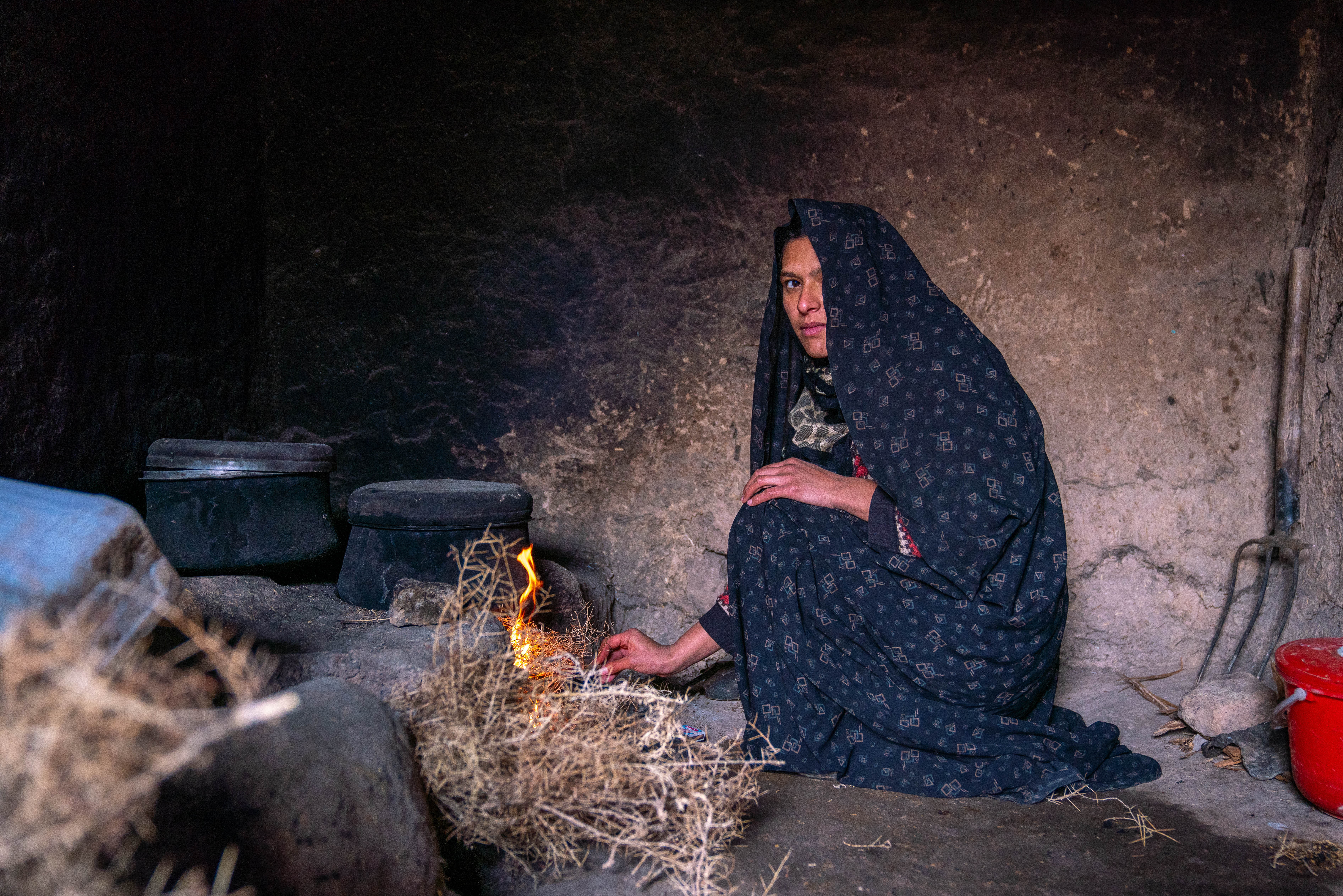 为阿富汗家庭提供一个燃气罐