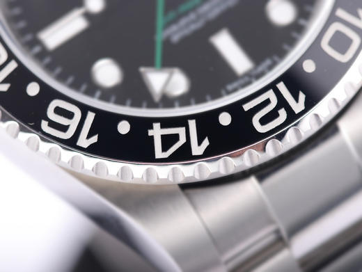 clean厂 c厂 116710格林尼治
陶瓷圈字体细节对比，12点位三角部分，顶角，以及底角部分，尖角位置全部做圆角处理。与原装达到一致 整个手表基于正品original原版开模的复刻版本‼️‼️ 商品图5