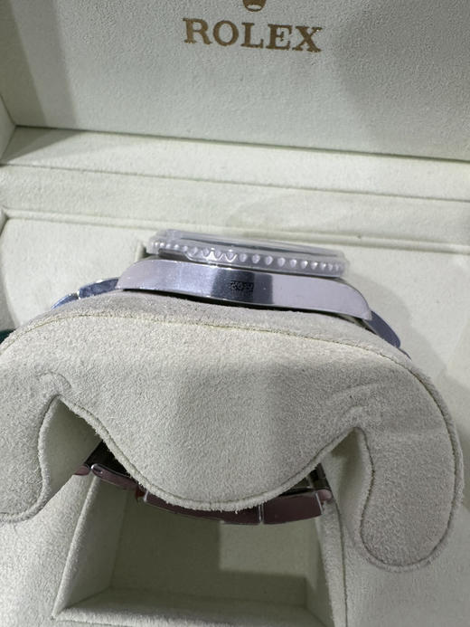 clean厂 c厂 116710格林尼治
陶瓷圈字体细节对比，12点位三角部分，顶角，以及底角部分，尖角位置全部做圆角处理。与原装达到一致 整个手表基于正品original原版开模的复刻版本‼️‼️ 商品图11