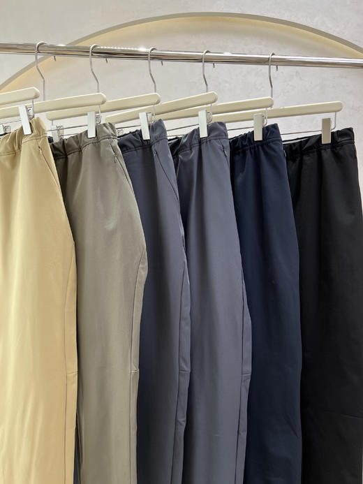 好货亏本清！断码抢！软壳届的颜值担当💥【迪S特户外加厚冲锋裤】黑科技复合面料，加厚内里，防水、防风、透气保暖👏  一件满足日常、通勤、登山等👍实锤“裤王”❗️  ✅科技三防面料，防风防水 商品图2