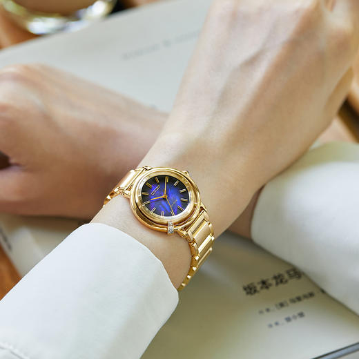 西铁城/CITIZEN人鱼海蓝圆盘光动能精致时尚女表EM1099-57L 商品图5