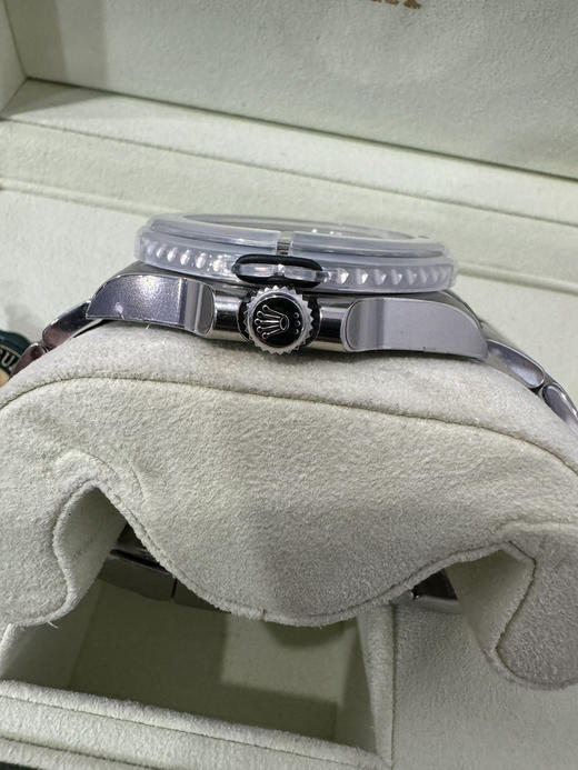 clean厂 c厂 116710格林尼治
陶瓷圈字体细节对比，12点位三角部分，顶角，以及底角部分，尖角位置全部做圆角处理。与原装达到一致 整个手表基于正品original原版开模的复刻版本‼️‼️ 商品图12