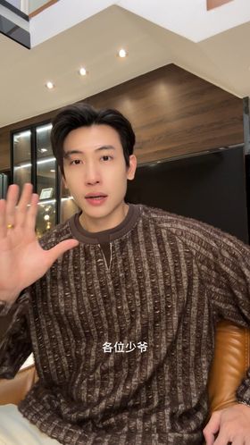 51859SDSA男士秋冬新款痞帅男装拼接磨破竖纹圆领卫衣下摆松紧设计上衣