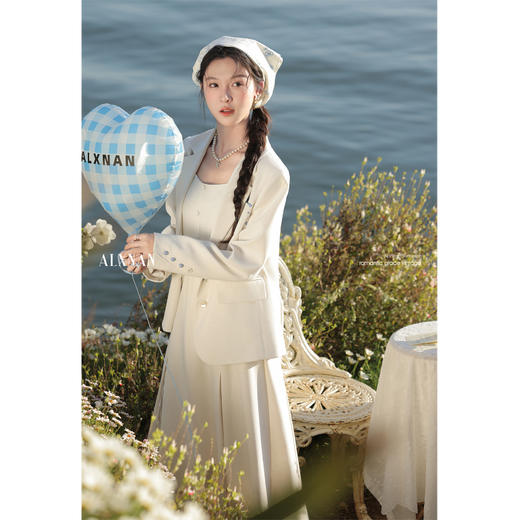 鹿向南「许你温柔」浅杏色吊带连衣裙2025春季新款女装高级感裙子 商品图3