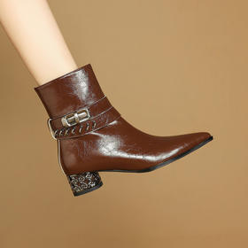 【预售5天】时髦皮带金属扣尖头粗跟短筒靴女秋冬新款真皮棕色时装瘦瘦靴DB&M6610