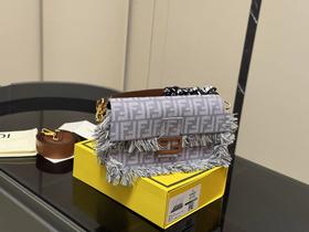 D100264慵懒街头感单肩腋下都不是问题法棍包