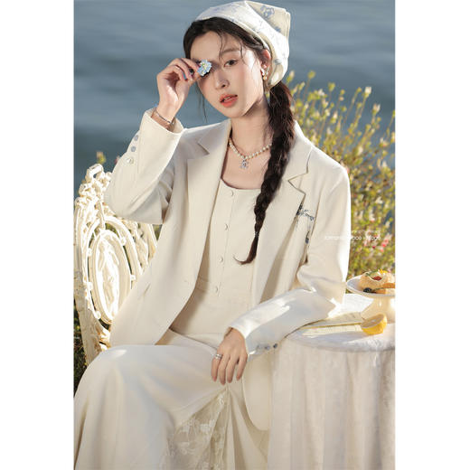 鹿向南「许你温柔」浅杏色吊带连衣裙2025春季新款女装高级感裙子 商品图4