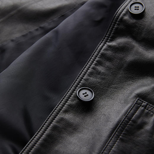 ROMI STUDIO“智性松弛”进口牛皮洗水皱感落肩翻领皮衣 RWCWSG6161 商品图4