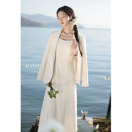 鹿向南「许你温柔」浅杏色吊带连衣裙2025春季新款女装高级感裙子 商品图2