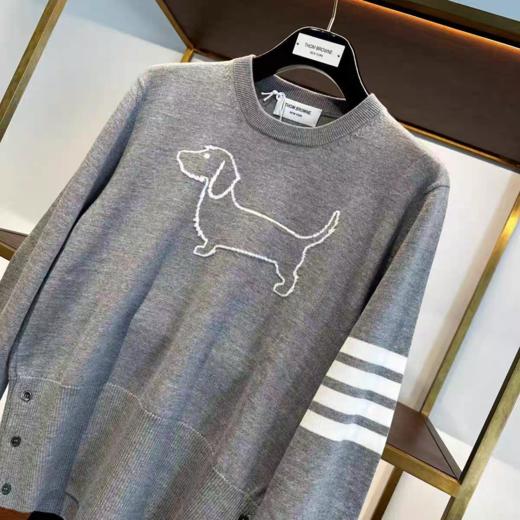2楼奢侈品集合店PLANET专柜 Thom Browne经典四条杠小狗针织衫货号MKA486AY1002055/415吊牌价12650折后6080 商品图2