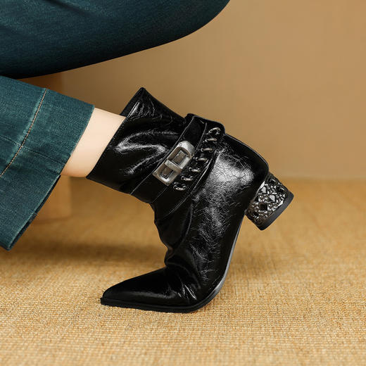 【预售5天】时髦皮带金属扣尖头粗跟短筒靴女秋冬新款真皮棕色时装瘦瘦靴DB&M6610 商品图4