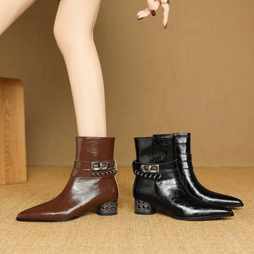 【预售5天】时髦皮带金属扣尖头粗跟短筒靴女秋冬新款真皮棕色时装瘦瘦靴DB&M6610 商品图2