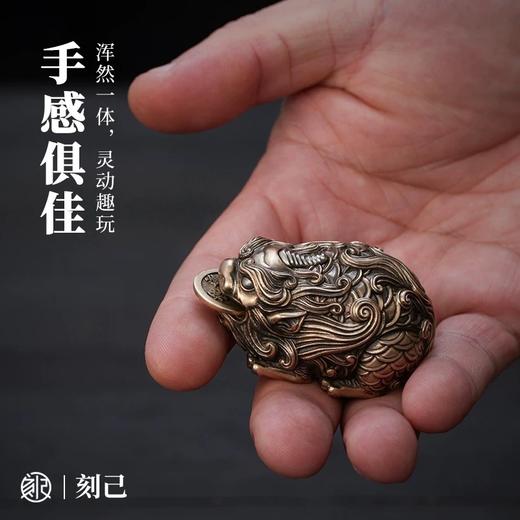 刻己 - 咬钱貔貅 手把件盘玩 创意铜雕像摆件 国潮风礼物【官方授权 】【48小时发货】 商品图3