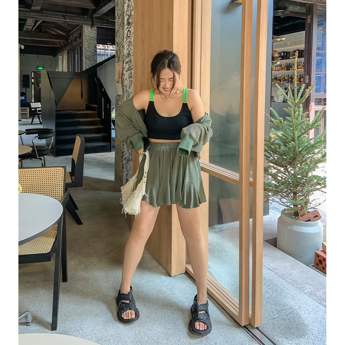 撞色肩带拼接小背心