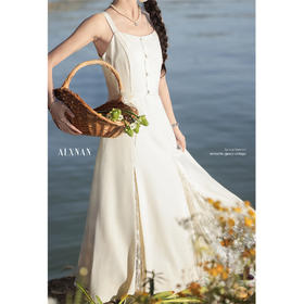 鹿向南「许你温柔」浅杏色吊带连衣裙2025春季新款女装高级感裙子