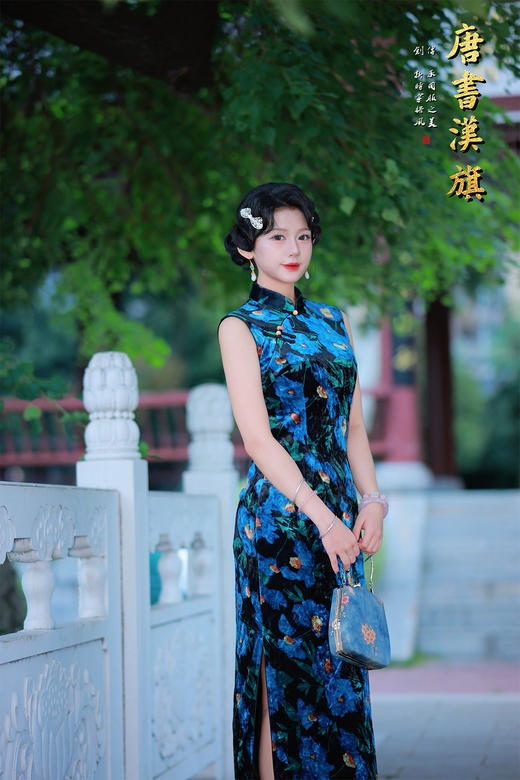 【青蕊花韵】甄选质感丝绒面料，复古无袖设计搭配经典立领，蓝底繁花图案雅致吸睛，将民国风情与现代审美巧妙融合。修身剪裁尽显曼妙身姿 商品图3