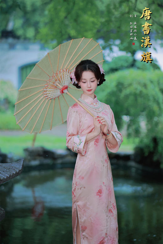 【花朝】精选柔滑缎面，淡雅粉色底衬水墨花卉，七分袖设计雅致婉约，传统立领搭配珍珠配饰更显温婉。修身剪裁勾勒东方女性柔美身姿，漫步园林时撑一柄油纸伞，尽展民国大家闺秀的古典风韵，演绎复古优雅之美。 商品图5