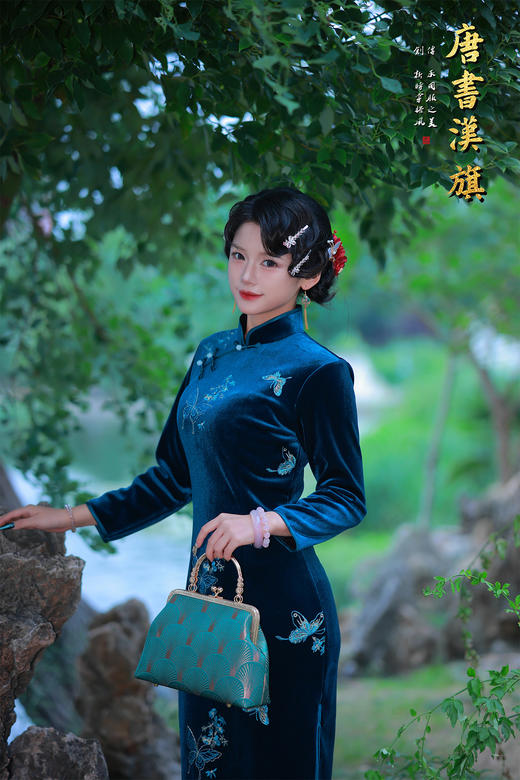 【蝶舞青裳】采用高级丝绒面料，复古立领搭配长袖设计，靛蓝色调雅致大气。精致蝴蝶花卉刺绣栩栩如生，尽显工艺之美，珍珠扣点缀更添温婉韵味。修身剪裁贴合身形 商品图1