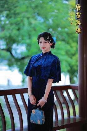 【蓝金点翠】复古丝绒面料，质感高级奢华，经典立领设计搭配别致斗篷式袖型，勾勒优雅曲线，尽显民国名媛风情。精致配饰加持，从日常出街到宴会社交，轻松驾驭多种场合，让你在时光里邂逅东方韵致，演绎国风之美。