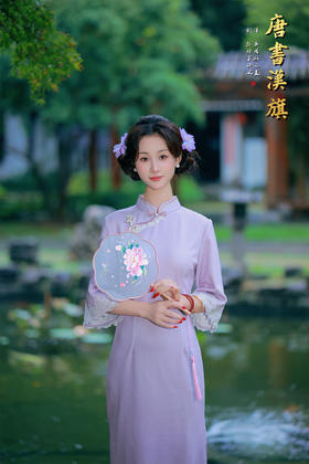 【流苏】甄选雅致淡紫面料，七分袖设计搭配蕾丝花边，领口处精致花饰与流苏点缀，尽显温婉柔美将民国少女的恬静优雅演绎得淋漓尽致。无论是中式茶会还是日常穿搭，都能让你在传统与浪漫的交融中，绽放独特的国风魅力