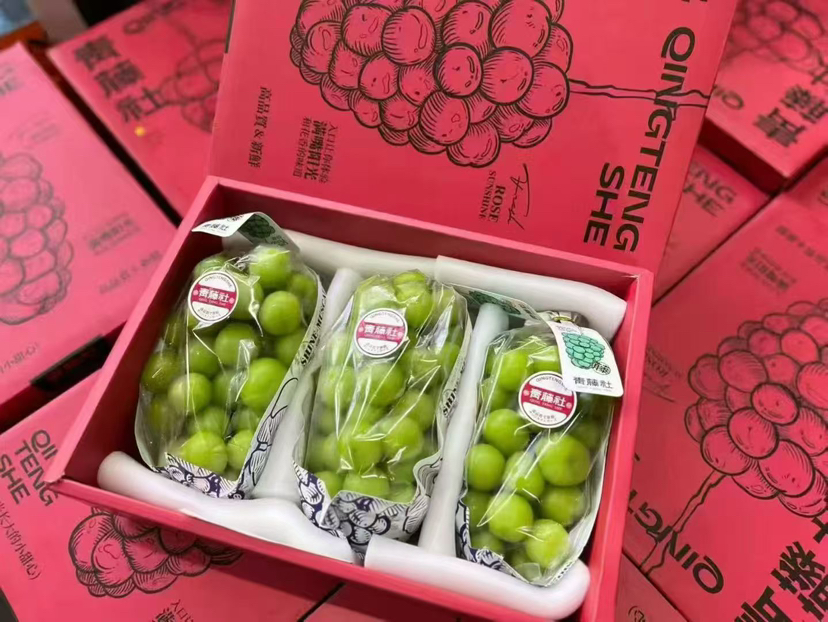 晴王玫瑰葡萄 天花板青藤社玫瑰晴王自带独特花香！蜜甜多汁 入口细腻香甜 咬下一颗 浓郁的玫瑰香气萦绕舌尖，普通葡萄根本没法比！
