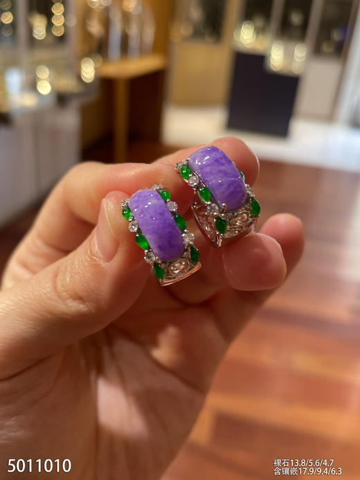 5011010，紫罗兰无事牌耳钉。具体价格微信咨询 商品图0