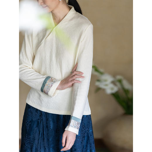 牧衣游原创 羊毛棉T恤女新款细腻软糯打底V领百搭新中式上衣 循梦 商品图1