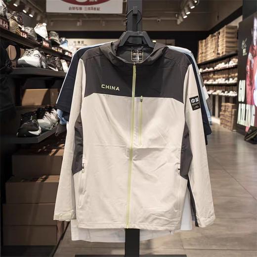 XY|安踏外套男2024秋新款防泼水软壳梭织连帽运动上衣夹克 152437625-2 商品图0