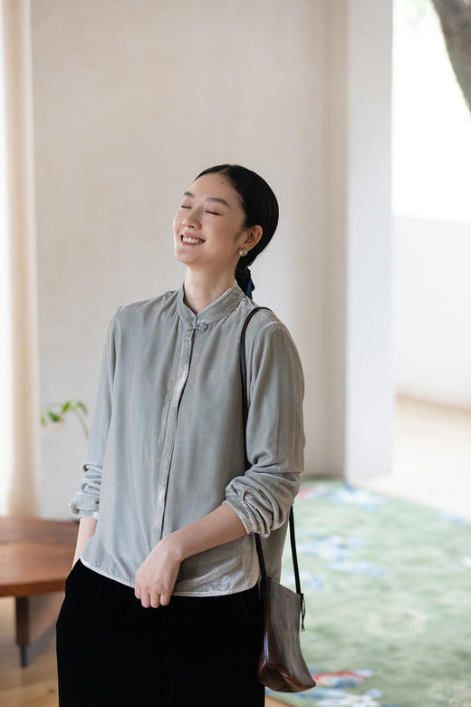 牧衣游原创 丝绒衬衫女新款高级感简约纯色复古通勤百搭衬衣 从轻 商品图5