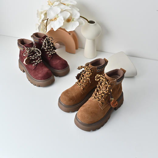 经典鲨2025冬季专柜款猪皮革圆头短筒低粗跟民族风马丁靴女KW132-558031 商品图3