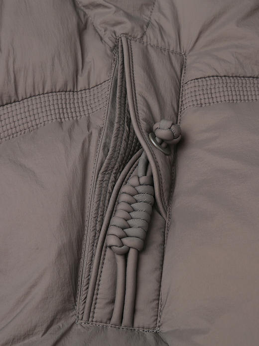 深咖色立领短款羽绒服女 冬季加厚保暖 设计感绗缝宽松面包服外套 商品图3